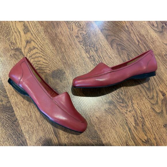 Array Women's Freedom Red Leather Loafers Size 9W Classic Style Comfort Footwear - Picture 1 of 9